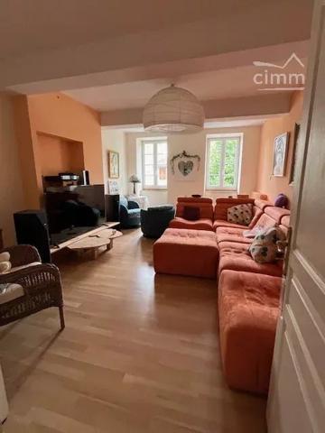 A vendre une bâtisse de 475 m² habitables, entièrement rénovée entre 2007 et 2010.