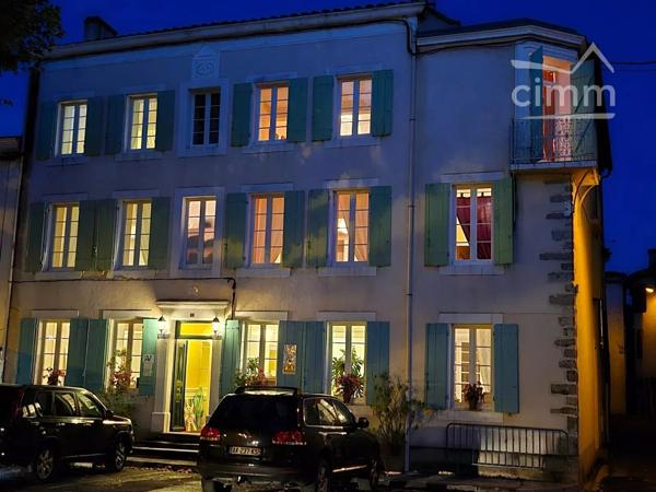 A vendre une bâtisse de 475 m² habitables, entièrement rénovée entre 2007 et 2010.