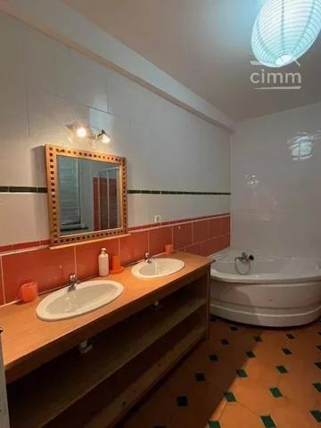 A vendre une bâtisse de 475 m² habitables, entièrement rénovée entre 2007 et 2010.