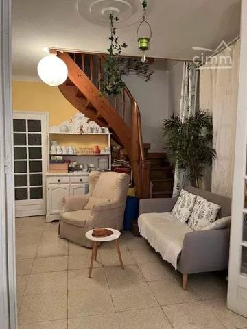 A vendre une bâtisse de 475 m² habitables, entièrement rénovée entre 2007 et 2010.