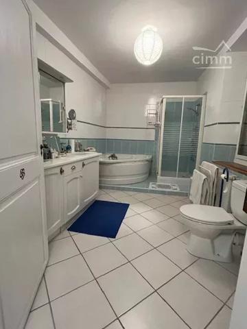 A vendre une bâtisse de 475 m² habitables, entièrement rénovée entre 2007 et 2010.