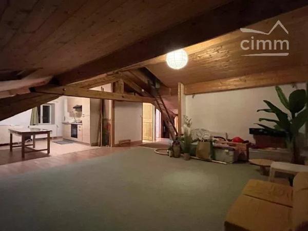 A vendre une bâtisse de 475 m² habitables, entièrement rénovée entre 2007 et 2010.