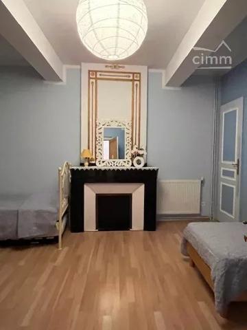 A vendre une bâtisse de 475 m² habitables, entièrement rénovée entre 2007 et 2010.