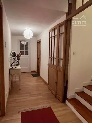 A vendre une bâtisse de 475 m² habitables, entièrement rénovée entre 2007 et 2010.