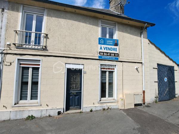 Laurent Jacquet vous propose cette maison de ville de type Abbevilloise, idéalement située à proximité immédiate du centre-ville, des collèges et des lycées.

D'une superficie habitable d'environ 67 m², cette maison offre un agencement fonctionnel et comprend :

Au rez-de-chaussée :
Un séjour lumineux d'environ 23 m² 
Une cuisine d'environ 10 m² 
Une salle de bains d'environ 5,50 m² 
Un WC indépendant 
Une buanderie d'environ 6 m²

À l'étage :
Deux chambres d'environ 8 m² et 15 m².

Au second niveau :
Un grenier aménageable offrant un beau potentiel d'agrandissement.

Vous bénéficierez également d'une cave, d'une cour ainsi que d'un garage attenant, un véritable atout en centre-ville.

Côté prestations, la maison est équipée de menuiseries en PVC double vitrage, d'une chaudière au gaz de ville récente et d'une installation électrique neuve.

Taxe foncière : 715 € par an.  DPE F

Une maison idéale pour un premier achat, un investissement locatif ou un jeune couple souhaitant profiter de la proximité des commodités tout en bénéficiant d'un garage et d'un potentiel d'évolution.