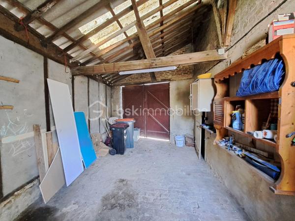Laurent Jacquet vous propose cette maison de ville de type Abbevilloise, idéalement située à proximité immédiate du centre-ville, des collèges et des lycées.

D'une superficie habitable d'environ 67 m², cette maison offre un agencement fonctionnel et comprend :

Au rez-de-chaussée :
Un séjour lumineux d'environ 23 m² 
Une cuisine d'environ 10 m² 
Une salle de bains d'environ 5,50 m² 
Un WC indépendant 
Une buanderie d'environ 6 m²

À l'étage :
Deux chambres d'environ 8 m² et 15 m².

Au second niveau :
Un grenier aménageable offrant un beau potentiel d'agrandissement.

Vous bénéficierez également d'une cave, d'une cour ainsi que d'un garage attenant, un véritable atout en centre-ville.

Côté prestations, la maison est équipée de menuiseries en PVC double vitrage, d'une chaudière au gaz de ville récente et d'une installation électrique neuve.

Taxe foncière : 715 € par an.  DPE F

Une maison idéale pour un premier achat, un investissement locatif ou un jeune couple souhaitant profiter de la proximité des commodités tout en bénéficiant d'un garage et d'un potentiel d'évolution.