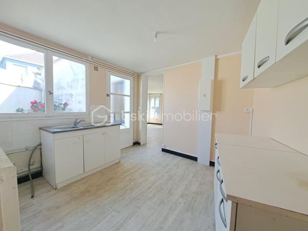 Laurent Jacquet vous propose cette maison de ville de type Abbevilloise, idéalement située à proximité immédiate du centre-ville, des collèges et des lycées.

D'une superficie habitable d'environ 67 m², cette maison offre un agencement fonctionnel et comprend :

Au rez-de-chaussée :
Un séjour lumineux d'environ 23 m² 
Une cuisine d'environ 10 m² 
Une salle de bains d'environ 5,50 m² 
Un WC indépendant 
Une buanderie d'environ 6 m²

À l'étage :
Deux chambres d'environ 8 m² et 15 m².

Au second niveau :
Un grenier aménageable offrant un beau potentiel d'agrandissement.

Vous bénéficierez également d'une cave, d'une cour ainsi que d'un garage attenant, un véritable atout en centre-ville.

Côté prestations, la maison est équipée de menuiseries en PVC double vitrage, d'une chaudière au gaz de ville récente et d'une installation électrique neuve.

Taxe foncière : 715 € par an.  DPE F

Une maison idéale pour un premier achat, un investissement locatif ou un jeune couple souhaitant profiter de la proximité des commodités tout en bénéficiant d'un garage et d'un potentiel d'évolution.