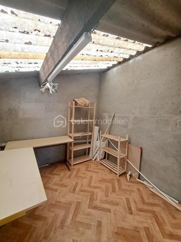 Laurent Jacquet vous propose cette maison de ville de type Abbevilloise, idéalement située à proximité immédiate du centre-ville, des collèges et des lycées.

D'une superficie habitable d'environ 67 m², cette maison offre un agencement fonctionnel et comprend :

Au rez-de-chaussée :
Un séjour lumineux d'environ 23 m² 
Une cuisine d'environ 10 m² 
Une salle de bains d'environ 5,50 m² 
Un WC indépendant 
Une buanderie d'environ 6 m²

À l'étage :
Deux chambres d'environ 8 m² et 15 m².

Au second niveau :
Un grenier aménageable offrant un beau potentiel d'agrandissement.

Vous bénéficierez également d'une cave, d'une cour ainsi que d'un garage attenant, un véritable atout en centre-ville.

Côté prestations, la maison est équipée de menuiseries en PVC double vitrage, d'une chaudière au gaz de ville récente et d'une installation électrique neuve.

Taxe foncière : 715 € par an.  DPE F

Une maison idéale pour un premier achat, un investissement locatif ou un jeune couple souhaitant profiter de la proximité des commodités tout en bénéficiant d'un garage et d'un potentiel d'évolution.