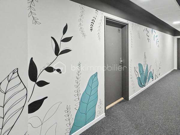 Au sein de la Résidence Aurélie, découvrez cet appartement T3 de 67,03 m² situé au premier étage avec ascenseur.

Cette résidence intimiste de seulement 10 appartements a fait l’objet d’une réhabilitation complète, permettant de bénéficier d’un logement contemporain dans un immeuble de caractère.

Son emplacement au 22 rue Pierre Lhermite offre un accès rapide à la gare, aux commerces, aux restaurants, aux transports et à l’ensemble des commodités de l’hyper-centre amiénois.

L’appartement se compose de :
► Une entrée
► Une agréable pièce de vie
► Une cuisine aménagée et semi-équipée
► Deux chambres
► Une salle d’eau équipée
► Un WC indépendant

Prestations :
► Résidence entièrement réhabilitée
► Premier étage desservi par ascenseur
► Belle hauteur sous plafond
► Cuisine aménagée et semi-équipée
► Salle d’eau contemporaine
► Chauffage individuel par radiateurs électriques à inertie
► Production d’eau chaude par ballon électrique individuel
► VMC hygroréglable
► Aucun travaux à prévoir

Une cave ainsi qu’une place de stationnement privative sont proposées en supplément, selon les disponibilités.

Informations complémentaires :
► Étage : 1er étage avec ascenseur
► Surface : 67,03 m²
► Chauffage : radiateurs électriques à inertie
► Production d’eau chaude : ballon électrique individuel
► Charges de copropriété : environ 113 €/mois
► Taxe foncière estimative : 1 510 €/an
► DPE : C

Un appartement rénové, lumineux et idéalement situé, convenant aussi bien à une résidence principale qu’à un projet d’investissement.
.