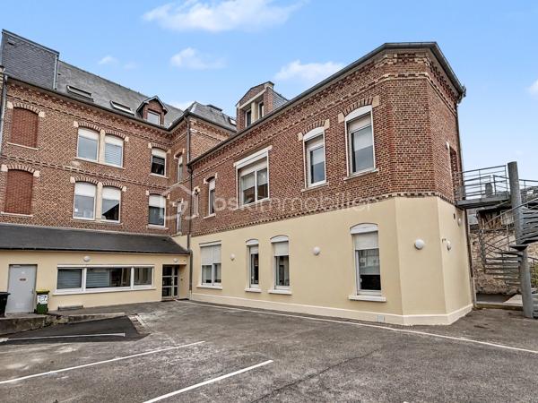 Au sein de la Résidence Aurélie, découvrez cet appartement T3 de 67,03 m² situé au premier étage avec ascenseur.

Cette résidence intimiste de seulement 10 appartements a fait l’objet d’une réhabilitation complète, permettant de bénéficier d’un logement contemporain dans un immeuble de caractère.

Son emplacement au 22 rue Pierre Lhermite offre un accès rapide à la gare, aux commerces, aux restaurants, aux transports et à l’ensemble des commodités de l’hyper-centre amiénois.

L’appartement se compose de :
► Une entrée
► Une agréable pièce de vie
► Une cuisine aménagée et semi-équipée
► Deux chambres
► Une salle d’eau équipée
► Un WC indépendant

Prestations :
► Résidence entièrement réhabilitée
► Premier étage desservi par ascenseur
► Belle hauteur sous plafond
► Cuisine aménagée et semi-équipée
► Salle d’eau contemporaine
► Chauffage individuel par radiateurs électriques à inertie
► Production d’eau chaude par ballon électrique individuel
► VMC hygroréglable
► Aucun travaux à prévoir

Une cave ainsi qu’une place de stationnement privative sont proposées en supplément, selon les disponibilités.

Informations complémentaires :
► Étage : 1er étage avec ascenseur
► Surface : 67,03 m²
► Chauffage : radiateurs électriques à inertie
► Production d’eau chaude : ballon électrique individuel
► Charges de copropriété : environ 113 €/mois
► Taxe foncière estimative : 1 510 €/an
► DPE : C

Un appartement rénové, lumineux et idéalement situé, convenant aussi bien à une résidence principale qu’à un projet d’investissement.
.