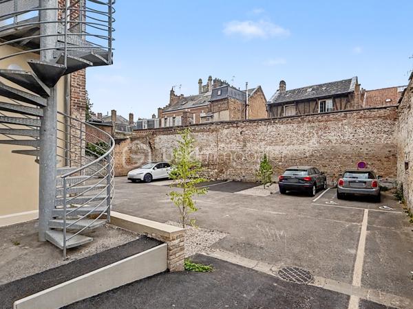 Au sein de la Résidence Aurélie, découvrez cet appartement T3 de 67,03 m² situé au premier étage avec ascenseur.

Cette résidence intimiste de seulement 10 appartements a fait l’objet d’une réhabilitation complète, permettant de bénéficier d’un logement contemporain dans un immeuble de caractère.

Son emplacement au 22 rue Pierre Lhermite offre un accès rapide à la gare, aux commerces, aux restaurants, aux transports et à l’ensemble des commodités de l’hyper-centre amiénois.

L’appartement se compose de :
► Une entrée
► Une agréable pièce de vie
► Une cuisine aménagée et semi-équipée
► Deux chambres
► Une salle d’eau équipée
► Un WC indépendant

Prestations :
► Résidence entièrement réhabilitée
► Premier étage desservi par ascenseur
► Belle hauteur sous plafond
► Cuisine aménagée et semi-équipée
► Salle d’eau contemporaine
► Chauffage individuel par radiateurs électriques à inertie
► Production d’eau chaude par ballon électrique individuel
► VMC hygroréglable
► Aucun travaux à prévoir

Une cave ainsi qu’une place de stationnement privative sont proposées en supplément, selon les disponibilités.

Informations complémentaires :
► Étage : 1er étage avec ascenseur
► Surface : 67,03 m²
► Chauffage : radiateurs électriques à inertie
► Production d’eau chaude : ballon électrique individuel
► Charges de copropriété : environ 113 €/mois
► Taxe foncière estimative : 1 510 €/an
► DPE : C

Un appartement rénové, lumineux et idéalement situé, convenant aussi bien à une résidence principale qu’à un projet d’investissement.
.
