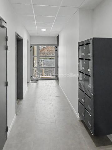 Au sein de la Résidence Aurélie, découvrez cet appartement T3 de 67,03 m² situé au premier étage avec ascenseur.

Cette résidence intimiste de seulement 10 appartements a fait l’objet d’une réhabilitation complète, permettant de bénéficier d’un logement contemporain dans un immeuble de caractère.

Son emplacement au 22 rue Pierre Lhermite offre un accès rapide à la gare, aux commerces, aux restaurants, aux transports et à l’ensemble des commodités de l’hyper-centre amiénois.

L’appartement se compose de :
► Une entrée
► Une agréable pièce de vie
► Une cuisine aménagée et semi-équipée
► Deux chambres
► Une salle d’eau équipée
► Un WC indépendant

Prestations :
► Résidence entièrement réhabilitée
► Premier étage desservi par ascenseur
► Belle hauteur sous plafond
► Cuisine aménagée et semi-équipée
► Salle d’eau contemporaine
► Chauffage individuel par radiateurs électriques à inertie
► Production d’eau chaude par ballon électrique individuel
► VMC hygroréglable
► Aucun travaux à prévoir

Une cave ainsi qu’une place de stationnement privative sont proposées en supplément, selon les disponibilités.

Informations complémentaires :
► Étage : 1er étage avec ascenseur
► Surface : 67,03 m²
► Chauffage : radiateurs électriques à inertie
► Production d’eau chaude : ballon électrique individuel
► Charges de copropriété : environ 113 €/mois
► Taxe foncière estimative : 1 510 €/an
► DPE : C

Un appartement rénové, lumineux et idéalement situé, convenant aussi bien à une résidence principale qu’à un projet d’investissement.
.