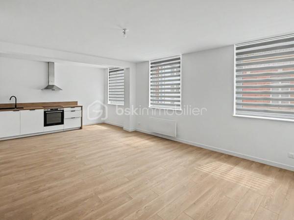 Au sein de la Résidence Aurélie, découvrez cet appartement T3 de 67,03 m² situé au premier étage avec ascenseur.

Cette résidence intimiste de seulement 10 appartements a fait l’objet d’une réhabilitation complète, permettant de bénéficier d’un logement contemporain dans un immeuble de caractère.

Son emplacement au 22 rue Pierre Lhermite offre un accès rapide à la gare, aux commerces, aux restaurants, aux transports et à l’ensemble des commodités de l’hyper-centre amiénois.

L’appartement se compose de :
► Une entrée
► Une agréable pièce de vie
► Une cuisine aménagée et semi-équipée
► Deux chambres
► Une salle d’eau équipée
► Un WC indépendant

Prestations :
► Résidence entièrement réhabilitée
► Premier étage desservi par ascenseur
► Belle hauteur sous plafond
► Cuisine aménagée et semi-équipée
► Salle d’eau contemporaine
► Chauffage individuel par radiateurs électriques à inertie
► Production d’eau chaude par ballon électrique individuel
► VMC hygroréglable
► Aucun travaux à prévoir

Une cave ainsi qu’une place de stationnement privative sont proposées en supplément, selon les disponibilités.

Informations complémentaires :
► Étage : 1er étage avec ascenseur
► Surface : 67,03 m²
► Chauffage : radiateurs électriques à inertie
► Production d’eau chaude : ballon électrique individuel
► Charges de copropriété : environ 113 €/mois
► Taxe foncière estimative : 1 510 €/an
► DPE : C

Un appartement rénové, lumineux et idéalement situé, convenant aussi bien à une résidence principale qu’à un projet d’investissement.
.