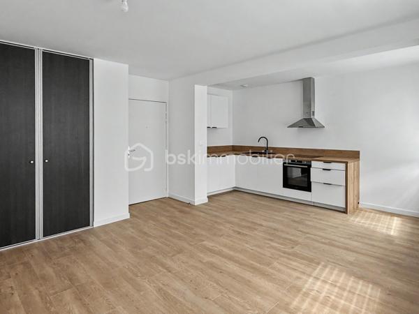 Au sein de la Résidence Aurélie, découvrez cet appartement T3 de 67,03 m² situé au premier étage avec ascenseur.

Cette résidence intimiste de seulement 10 appartements a fait l’objet d’une réhabilitation complète, permettant de bénéficier d’un logement contemporain dans un immeuble de caractère.

Son emplacement au 22 rue Pierre Lhermite offre un accès rapide à la gare, aux commerces, aux restaurants, aux transports et à l’ensemble des commodités de l’hyper-centre amiénois.

L’appartement se compose de :
► Une entrée
► Une agréable pièce de vie
► Une cuisine aménagée et semi-équipée
► Deux chambres
► Une salle d’eau équipée
► Un WC indépendant

Prestations :
► Résidence entièrement réhabilitée
► Premier étage desservi par ascenseur
► Belle hauteur sous plafond
► Cuisine aménagée et semi-équipée
► Salle d’eau contemporaine
► Chauffage individuel par radiateurs électriques à inertie
► Production d’eau chaude par ballon électrique individuel
► VMC hygroréglable
► Aucun travaux à prévoir

Une cave ainsi qu’une place de stationnement privative sont proposées en supplément, selon les disponibilités.

Informations complémentaires :
► Étage : 1er étage avec ascenseur
► Surface : 67,03 m²
► Chauffage : radiateurs électriques à inertie
► Production d’eau chaude : ballon électrique individuel
► Charges de copropriété : environ 113 €/mois
► Taxe foncière estimative : 1 510 €/an
► DPE : C

Un appartement rénové, lumineux et idéalement situé, convenant aussi bien à une résidence principale qu’à un projet d’investissement.
.