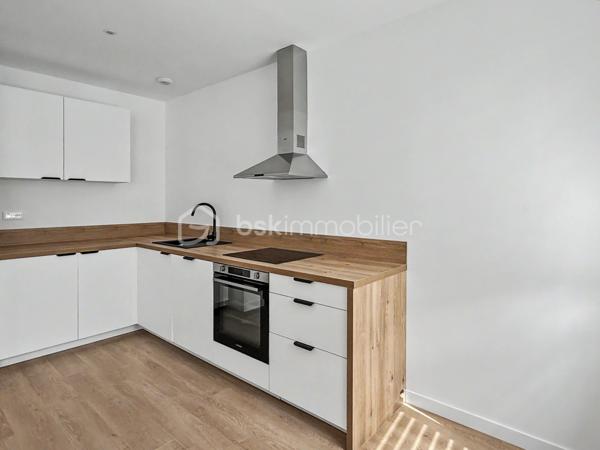 Au sein de la Résidence Aurélie, découvrez cet appartement T3 de 67,03 m² situé au premier étage avec ascenseur.

Cette résidence intimiste de seulement 10 appartements a fait l’objet d’une réhabilitation complète, permettant de bénéficier d’un logement contemporain dans un immeuble de caractère.

Son emplacement au 22 rue Pierre Lhermite offre un accès rapide à la gare, aux commerces, aux restaurants, aux transports et à l’ensemble des commodités de l’hyper-centre amiénois.

L’appartement se compose de :
► Une entrée
► Une agréable pièce de vie
► Une cuisine aménagée et semi-équipée
► Deux chambres
► Une salle d’eau équipée
► Un WC indépendant

Prestations :
► Résidence entièrement réhabilitée
► Premier étage desservi par ascenseur
► Belle hauteur sous plafond
► Cuisine aménagée et semi-équipée
► Salle d’eau contemporaine
► Chauffage individuel par radiateurs électriques à inertie
► Production d’eau chaude par ballon électrique individuel
► VMC hygroréglable
► Aucun travaux à prévoir

Une cave ainsi qu’une place de stationnement privative sont proposées en supplément, selon les disponibilités.

Informations complémentaires :
► Étage : 1er étage avec ascenseur
► Surface : 67,03 m²
► Chauffage : radiateurs électriques à inertie
► Production d’eau chaude : ballon électrique individuel
► Charges de copropriété : environ 113 €/mois
► Taxe foncière estimative : 1 510 €/an
► DPE : C

Un appartement rénové, lumineux et idéalement situé, convenant aussi bien à une résidence principale qu’à un projet d’investissement.
.