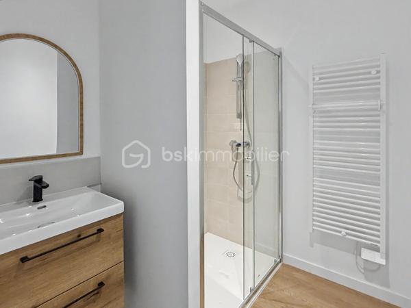 Au sein de la Résidence Aurélie, découvrez cet appartement T3 de 67,03 m² situé au premier étage avec ascenseur.

Cette résidence intimiste de seulement 10 appartements a fait l’objet d’une réhabilitation complète, permettant de bénéficier d’un logement contemporain dans un immeuble de caractère.

Son emplacement au 22 rue Pierre Lhermite offre un accès rapide à la gare, aux commerces, aux restaurants, aux transports et à l’ensemble des commodités de l’hyper-centre amiénois.

L’appartement se compose de :
► Une entrée
► Une agréable pièce de vie
► Une cuisine aménagée et semi-équipée
► Deux chambres
► Une salle d’eau équipée
► Un WC indépendant

Prestations :
► Résidence entièrement réhabilitée
► Premier étage desservi par ascenseur
► Belle hauteur sous plafond
► Cuisine aménagée et semi-équipée
► Salle d’eau contemporaine
► Chauffage individuel par radiateurs électriques à inertie
► Production d’eau chaude par ballon électrique individuel
► VMC hygroréglable
► Aucun travaux à prévoir

Une cave ainsi qu’une place de stationnement privative sont proposées en supplément, selon les disponibilités.

Informations complémentaires :
► Étage : 1er étage avec ascenseur
► Surface : 67,03 m²
► Chauffage : radiateurs électriques à inertie
► Production d’eau chaude : ballon électrique individuel
► Charges de copropriété : environ 113 €/mois
► Taxe foncière estimative : 1 510 €/an
► DPE : C

Un appartement rénové, lumineux et idéalement situé, convenant aussi bien à une résidence principale qu’à un projet d’investissement.
.