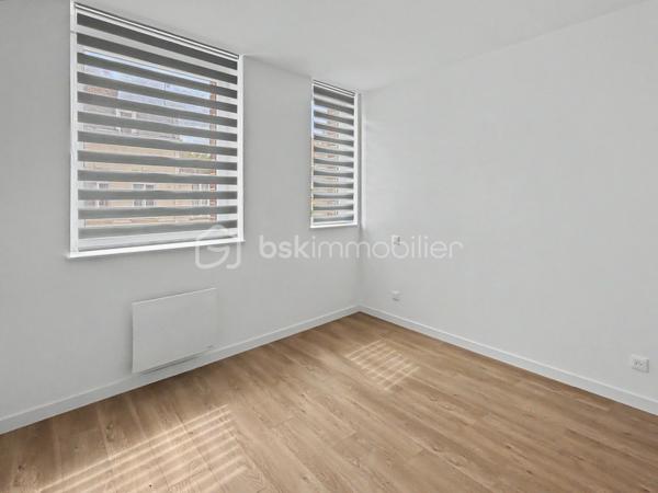 Au sein de la Résidence Aurélie, découvrez cet appartement T3 de 67,03 m² situé au premier étage avec ascenseur.

Cette résidence intimiste de seulement 10 appartements a fait l’objet d’une réhabilitation complète, permettant de bénéficier d’un logement contemporain dans un immeuble de caractère.

Son emplacement au 22 rue Pierre Lhermite offre un accès rapide à la gare, aux commerces, aux restaurants, aux transports et à l’ensemble des commodités de l’hyper-centre amiénois.

L’appartement se compose de :
► Une entrée
► Une agréable pièce de vie
► Une cuisine aménagée et semi-équipée
► Deux chambres
► Une salle d’eau équipée
► Un WC indépendant

Prestations :
► Résidence entièrement réhabilitée
► Premier étage desservi par ascenseur
► Belle hauteur sous plafond
► Cuisine aménagée et semi-équipée
► Salle d’eau contemporaine
► Chauffage individuel par radiateurs électriques à inertie
► Production d’eau chaude par ballon électrique individuel
► VMC hygroréglable
► Aucun travaux à prévoir

Une cave ainsi qu’une place de stationnement privative sont proposées en supplément, selon les disponibilités.

Informations complémentaires :
► Étage : 1er étage avec ascenseur
► Surface : 67,03 m²
► Chauffage : radiateurs électriques à inertie
► Production d’eau chaude : ballon électrique individuel
► Charges de copropriété : environ 113 €/mois
► Taxe foncière estimative : 1 510 €/an
► DPE : C

Un appartement rénové, lumineux et idéalement situé, convenant aussi bien à une résidence principale qu’à un projet d’investissement.
.