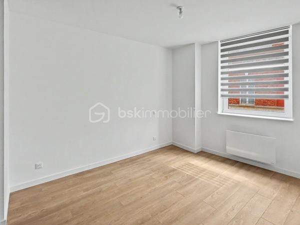 Au sein de la Résidence Aurélie, découvrez cet appartement T3 de 67,03 m² situé au premier étage avec ascenseur.

Cette résidence intimiste de seulement 10 appartements a fait l’objet d’une réhabilitation complète, permettant de bénéficier d’un logement contemporain dans un immeuble de caractère.

Son emplacement au 22 rue Pierre Lhermite offre un accès rapide à la gare, aux commerces, aux restaurants, aux transports et à l’ensemble des commodités de l’hyper-centre amiénois.

L’appartement se compose de :
► Une entrée
► Une agréable pièce de vie
► Une cuisine aménagée et semi-équipée
► Deux chambres
► Une salle d’eau équipée
► Un WC indépendant

Prestations :
► Résidence entièrement réhabilitée
► Premier étage desservi par ascenseur
► Belle hauteur sous plafond
► Cuisine aménagée et semi-équipée
► Salle d’eau contemporaine
► Chauffage individuel par radiateurs électriques à inertie
► Production d’eau chaude par ballon électrique individuel
► VMC hygroréglable
► Aucun travaux à prévoir

Une cave ainsi qu’une place de stationnement privative sont proposées en supplément, selon les disponibilités.

Informations complémentaires :
► Étage : 1er étage avec ascenseur
► Surface : 67,03 m²
► Chauffage : radiateurs électriques à inertie
► Production d’eau chaude : ballon électrique individuel
► Charges de copropriété : environ 113 €/mois
► Taxe foncière estimative : 1 510 €/an
► DPE : C

Un appartement rénové, lumineux et idéalement situé, convenant aussi bien à une résidence principale qu’à un projet d’investissement.
.