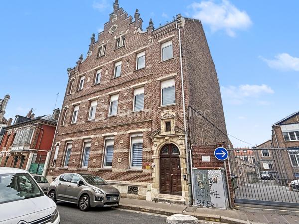 Au sein de la Résidence Aurélie, découvrez cet appartement T3 de 67,03 m² situé au premier étage avec ascenseur.

Cette résidence intimiste de seulement 10 appartements a fait l’objet d’une réhabilitation complète, permettant de bénéficier d’un logement contemporain dans un immeuble de caractère.

Son emplacement au 22 rue Pierre Lhermite offre un accès rapide à la gare, aux commerces, aux restaurants, aux transports et à l’ensemble des commodités de l’hyper-centre amiénois.

L’appartement se compose de :
► Une entrée
► Une agréable pièce de vie
► Une cuisine aménagée et semi-équipée
► Deux chambres
► Une salle d’eau équipée
► Un WC indépendant

Prestations :
► Résidence entièrement réhabilitée
► Premier étage desservi par ascenseur
► Belle hauteur sous plafond
► Cuisine aménagée et semi-équipée
► Salle d’eau contemporaine
► Chauffage individuel par radiateurs électriques à inertie
► Production d’eau chaude par ballon électrique individuel
► VMC hygroréglable
► Aucun travaux à prévoir

Une cave ainsi qu’une place de stationnement privative sont proposées en supplément, selon les disponibilités.

Informations complémentaires :
► Étage : 1er étage avec ascenseur
► Surface : 67,03 m²
► Chauffage : radiateurs électriques à inertie
► Production d’eau chaude : ballon électrique individuel
► Charges de copropriété : environ 113 €/mois
► Taxe foncière estimative : 1 510 €/an
► DPE : C

Un appartement rénové, lumineux et idéalement situé, convenant aussi bien à une résidence principale qu’à un projet d’investissement.
.