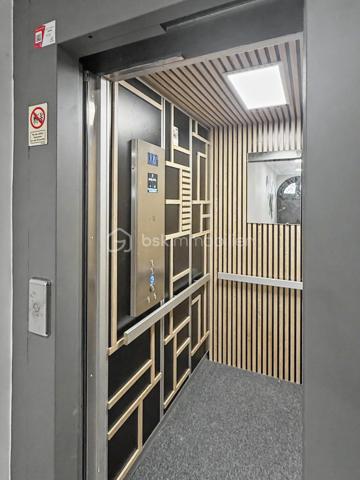 Au sein de la Résidence Aurélie, découvrez cet appartement T3 de 67,03 m² situé au premier étage avec ascenseur.

Cette résidence intimiste de seulement 10 appartements a fait l’objet d’une réhabilitation complète, permettant de bénéficier d’un logement contemporain dans un immeuble de caractère.

Son emplacement au 22 rue Pierre Lhermite offre un accès rapide à la gare, aux commerces, aux restaurants, aux transports et à l’ensemble des commodités de l’hyper-centre amiénois.

L’appartement se compose de :
► Une entrée
► Une agréable pièce de vie
► Une cuisine aménagée et semi-équipée
► Deux chambres
► Une salle d’eau équipée
► Un WC indépendant

Prestations :
► Résidence entièrement réhabilitée
► Premier étage desservi par ascenseur
► Belle hauteur sous plafond
► Cuisine aménagée et semi-équipée
► Salle d’eau contemporaine
► Chauffage individuel par radiateurs électriques à inertie
► Production d’eau chaude par ballon électrique individuel
► VMC hygroréglable
► Aucun travaux à prévoir

Une cave ainsi qu’une place de stationnement privative sont proposées en supplément, selon les disponibilités.

Informations complémentaires :
► Étage : 1er étage avec ascenseur
► Surface : 67,03 m²
► Chauffage : radiateurs électriques à inertie
► Production d’eau chaude : ballon électrique individuel
► Charges de copropriété : environ 113 €/mois
► Taxe foncière estimative : 1 510 €/an
► DPE : C

Un appartement rénové, lumineux et idéalement situé, convenant aussi bien à une résidence principale qu’à un projet d’investissement.
.