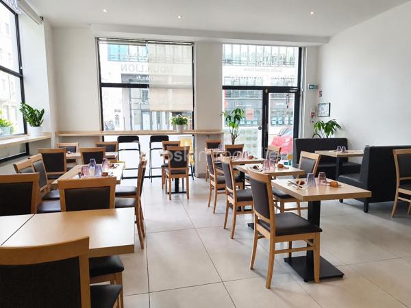 UNE OPPORTUNITÉ RARE À SAISIR RAPIDEMENT !
À Lyon 3e, entre la Préfecture, la Bourse du Travail et le quartier d’affaires de la PART-DIEU, découvrez ce fonds de commerce de restauration de 90 m², idéalement situé à l’angle de deux rues passantes, bénéficiant d’une excellente visibilité grâce à sa grande vitrine.

Un emplacement stratégique au cœur d’un secteur particulièrement dynamique, entouré de bureaux, entreprises, professions libérales, Tribunal Judiciaire, Préfecture et à proximité immédiate de la PART-DIEU, générant un important flux piéton.

UN RESTAURANT ENTIÈREMENT NEUF ET PRÊT À EXPLOITER
L’établissement a été entièrement rénové en 2024 et ne nécessite aucun travaux.
Il est parfaitement adapté à une activité de restauration rapide, fooding tendance ou autre concept de restauration, avec une cuisine professionnelle ouverte et entièrement équipée.

Le local comprend :
* 90 m² environ
* 48 couverts en salle
* Terrasse pouvant accueillir jusqu’à 18 couverts
* Cuisine professionnelle entièrement équipée
* Hotte professionnelle à charbon actif
* Équipement de cuisson et matériel professionnel
* Réfrigération et matériel de préparation
* Mobilier et aménagements récents
* Grande vitrine offrant une visibilité exceptionnelle
* Établissement conforme aux normes ERP, hygiène, sécurité, accessibilité et installations électriques

L'ensemble du matériel et des aménagements étant neufs, vous pourrez démarrer votre activité immédiatement.

CONDITIONS FINANCIÈRES
Prix du fonds de commerce : 99 000€ HT
Loyer : 1 870 € HT / mois hors charges Charges : 170 € / mois Taxe foncière : 1 496 € Bail commercial : 01/2022 - 01/2031