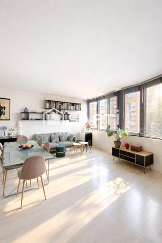 Appartement lumineux au 7? étage, au calme sur cour, à 2 min du métro Hoche avec cave et 2 parkings.