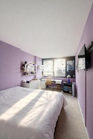 Appartement lumineux au 7? étage, au calme sur cour, à 2 min du métro Hoche avec cave et 2 parkings.