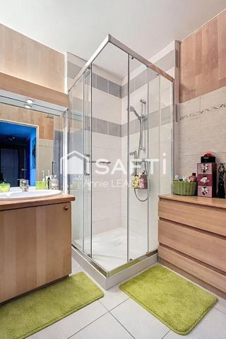 Appartement lumineux au 7? étage, au calme sur cour, à 2 min du métro Hoche avec cave et 2 parkings.