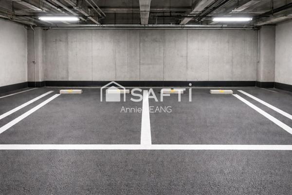 Appartement lumineux au 7? étage, au calme sur cour, à 2 min du métro Hoche avec cave et 2 parkings.