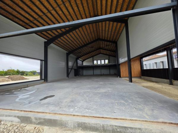 ST-PIERRE D'OLERON (17), A VENDRE emplacement N°1, Grand Bâtiment commercial neuf 396m² sur terrain 1.250m²