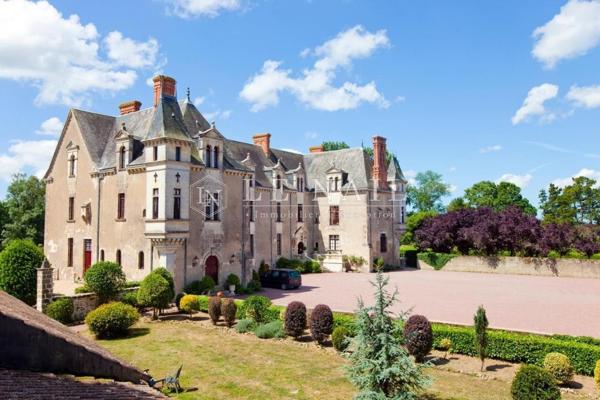 Château du XVIIe siècle à capacité hôtelière et évènementielle dans son parc de 16 hectares
