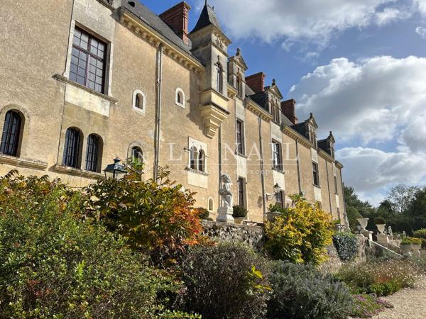 Château du XVIIe siècle à capacité hôtelière et évènementielle dans son parc de 16 hectares