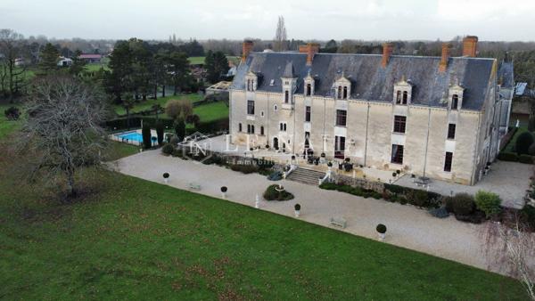 Château du XVIIe siècle à capacité hôtelière et évènementielle dans son parc de 16 hectares