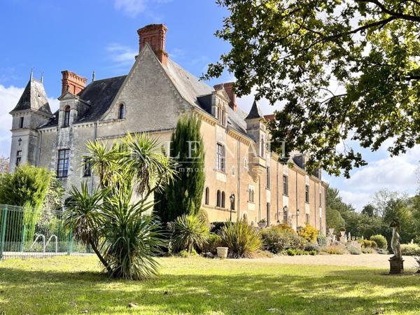 Château du XVIIe siècle à capacité hôtelière et évènementielle dans son parc de 16 hectares