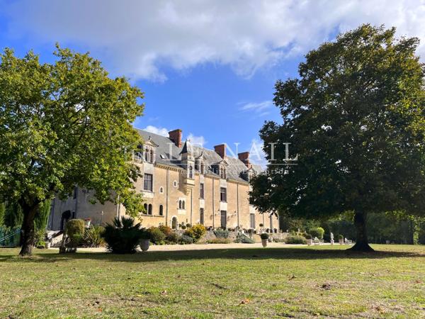 Château du XVIIe siècle à capacité hôtelière et évènementielle dans son parc de 16 hectares