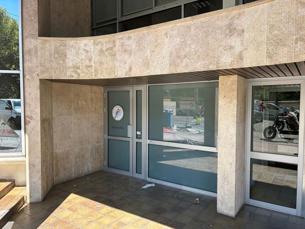 Local Commercial 5 pièces - 186 m²