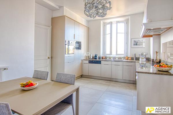 Le Chesnay limite Versailles Rive-Droite Appartement 7 pièces 271 m² carrez situé au 3ème étage d'un immeuble Haussmannien avec ascenseur, cave et jardin partagé €2 360 000 ** - Référence 25580