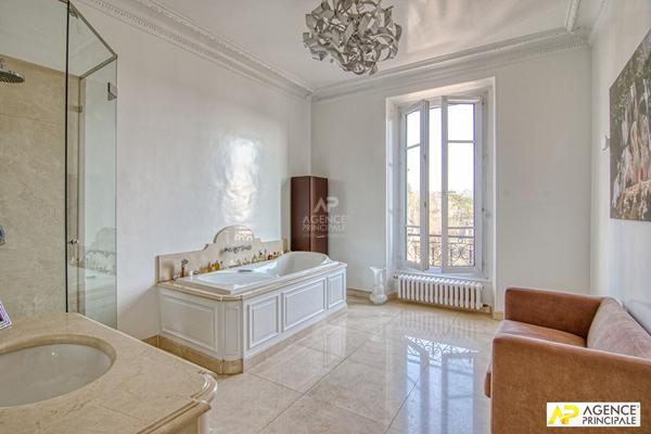 Le Chesnay limite Versailles Rive-Droite Appartement 7 pièces 271 m² carrez situé au 3ème étage d'un immeuble Haussmannien avec ascenseur, cave et jardin partagé €2 360 000 ** - Référence 25580