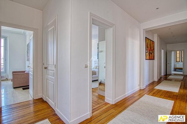 Le Chesnay limite Versailles Rive-Droite Appartement 7 pièces 271 m² carrez situé au 3ème étage d'un immeuble Haussmannien avec ascenseur, cave et jardin partagé €2 360 000 ** - Référence 25580