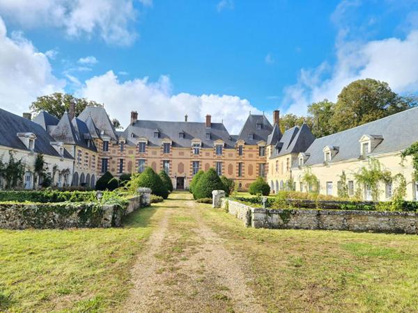 Triangle Vernon - Giverny - Les Andelys - Château du 17ème de 2.246 m2  - 33 chambres - avec dépandances sur plus de 21 hectares de terrain : Prix : 2.100.000