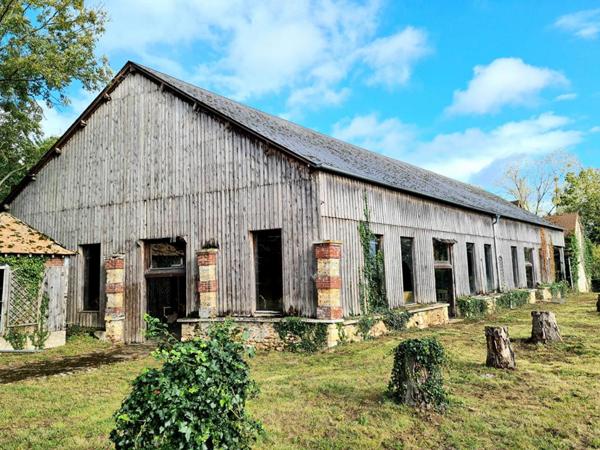 Triangle Vernon - Giverny - Les Andelys - Château du 17ème de 2.246 m2  - 33 chambres - avec dépandances sur plus de 21 hectares de terrain : Prix : 2.100.000