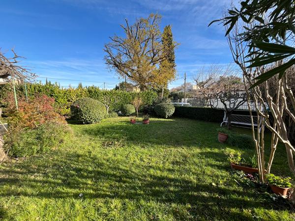 Maison de plein pied de 113 m3 avec sous sol et garage sur une parcelle de 577 m2 de terrain