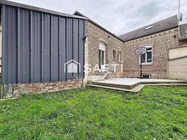 Maison en brique avec jardin et garage