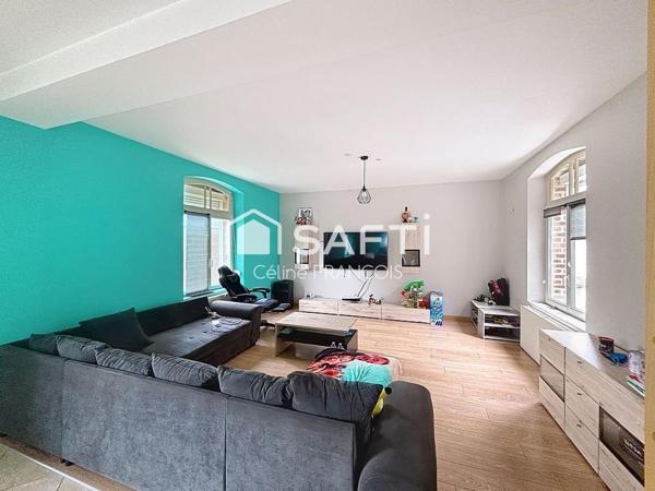 Maison en brique avec jardin et garage