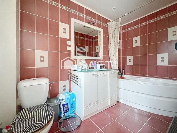 Maison en brique avec jardin et garage