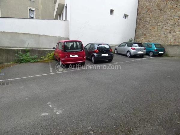 Location                                                      Parking
                        
                                         15 m2                     à Clermont-Ferrand