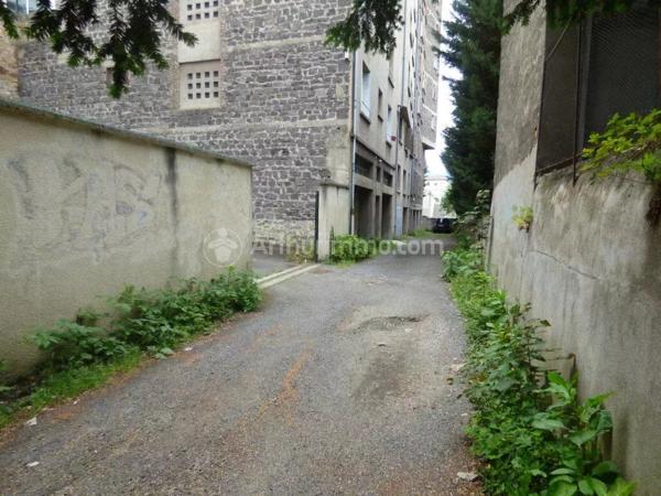 Location                                                      Parking
                        
                                         15 m2                     à Clermont-Ferrand