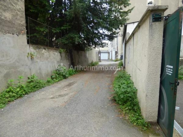 Location                                                      Parking
                        
                                         15 m2                     à Clermont-Ferrand