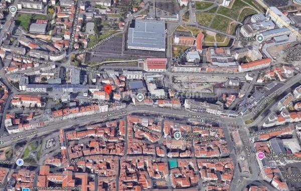 Location                                                      Parking
                        
                                         15 m2                     à Clermont-Ferrand