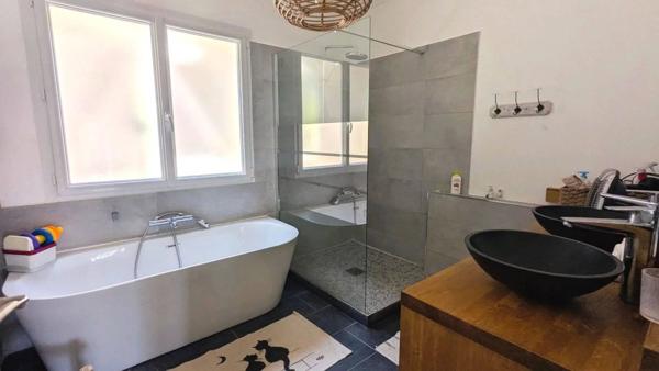 Demeure familiale avec piscine, terrasse et jardin arboré – Lot-et-Garonne